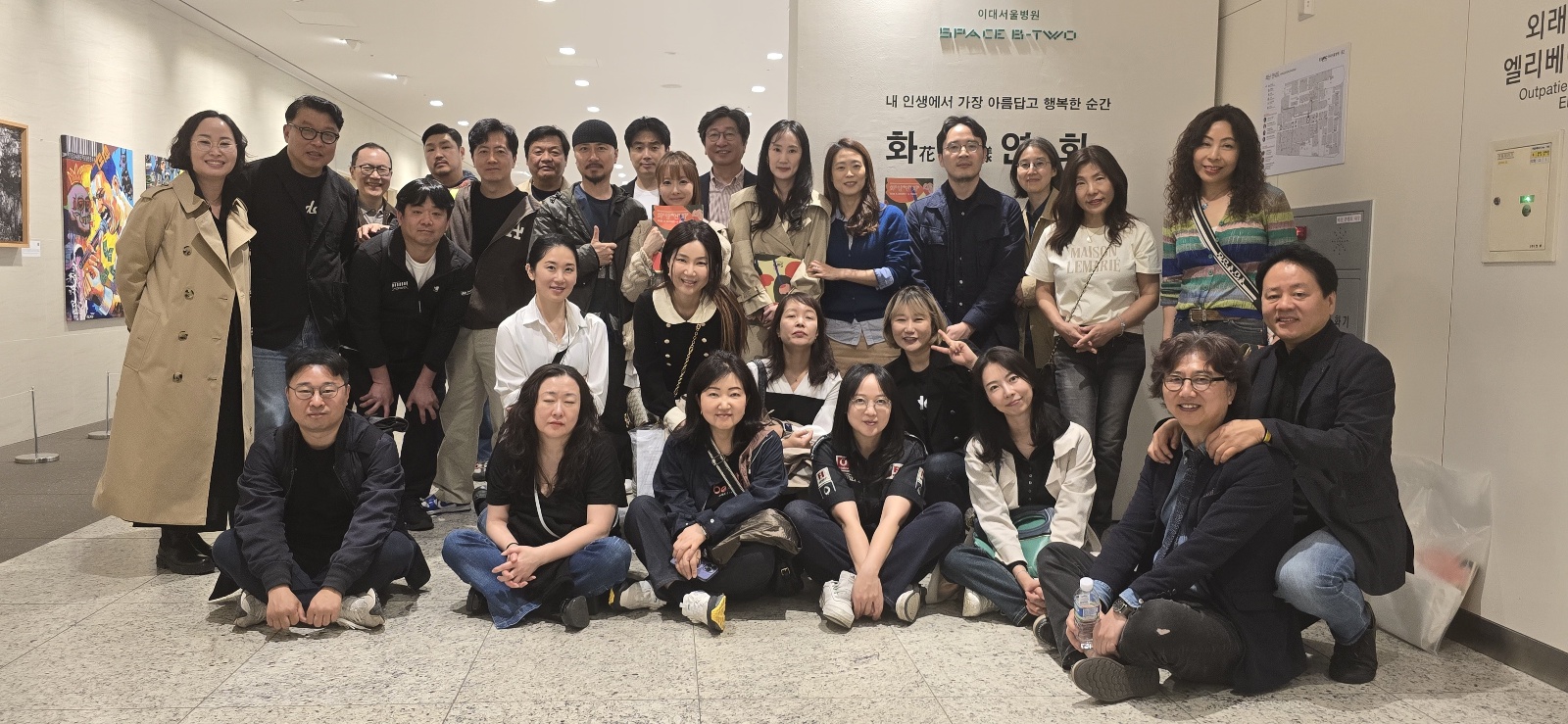 샐라티스트 회원들의 전시회 단체사진